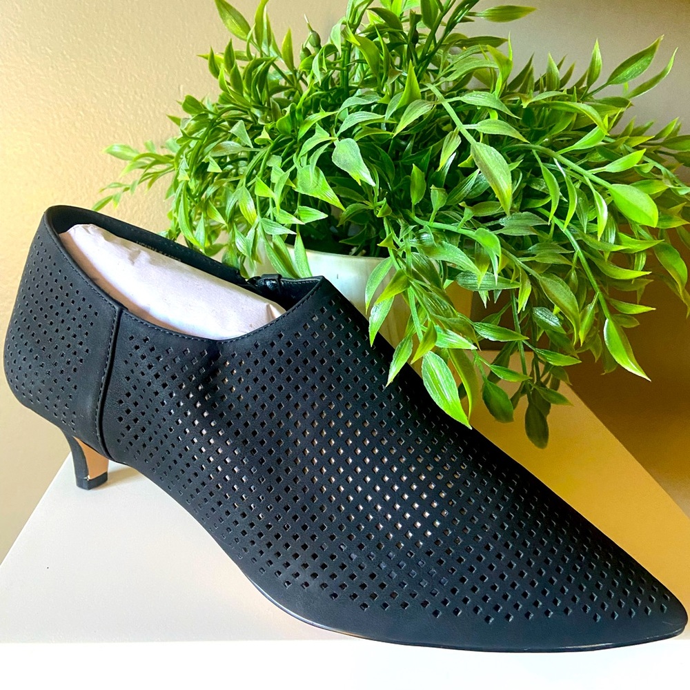 *brand new* Comfortview women’s black 10WW shootie with 1” heel